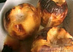 Печеные яблоки: Запеченные яблоки готовы.  Подавать печеные яблоки охлажденными.   Приятного аппетита!