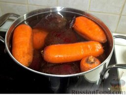 Салат с чечевицей: Как приготовить салат из чечевицы:    Свеклу и морковь вымойте, положите в кастрюлю, налейте воды, добавьте соль и поставьте на огонь вариться.