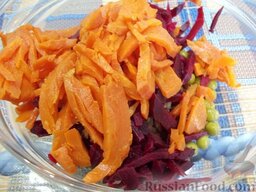 Салат с чечевицей: Свеклу и морковь очистите от кожуры, порежьте соломкой и выложите в тарелку к овощам.