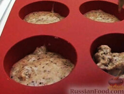 Шоколадные кексы: Выложить тесто в формочки, заполняя их на три четверти.