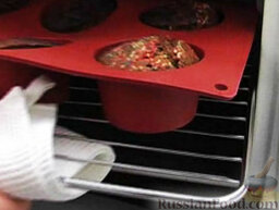 Шоколадные кексы: Запекать шоколадные кексы в разогретой духовке 25 минут при температуре 180 градусов.