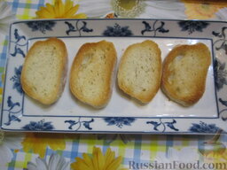 Брускетте "Южные": Хлеб подсушите в духовке или на сухой сковороде.