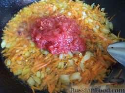 Летний суп с фрикадельками: В сковороду добавить тертые помидоры.