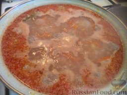 Летний суп с фрикадельками: Выложить зажарку в суп. Варить суп с фрикадельками на среднем огне 5-7 минут.