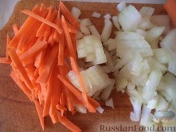 Летний суп с фрикадельками: Очистить, помыть лук и морковь. Лук нарезать кубиками. Морковь нарезать соломкой или натереть на крупной терке.