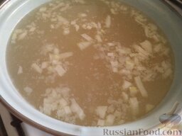Летний суп с фрикадельками: В кипящий бульон (воду) опустить картофель, рис (или рисовую сечку), половину лука и моркови. Довести до кипения. Варить 10 минут на среднем огне.