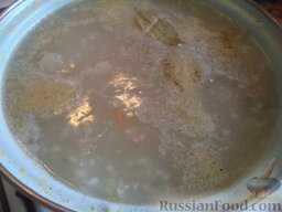 Летний суп с фрикадельками: В кастрюлю добавить фрикадельки. Довести до кипения суп. Посолить, поперчить, добавить лавровый лист. Варить на среднем огне 10 минут.