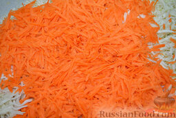 Маринованная капуста за сутки: Морковь натереть на крупной терке.