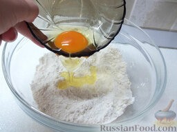 Блины с абрикосами: Добавьте яйца, соль, сахар, налейте молоко и растительное рафинированное масло. Все хорошо вымешайте.