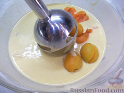 Блины с абрикосами: Абрикосы помойте, удалите косточки и добавьте в тесто.