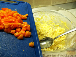 Ленивые вареники с абрикосами: Абрикосы помоем, удалим косточки, порежем маленькими кубиками, отправим в творожное тесто и хорошо вмешаем.