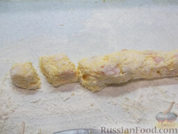 Ленивые вареники с абрикосами: Творожное тесто выложим на дощечку, присыпанную мукой, раскатаем колбаску, которую порежем на кусочки, примерно по 3-4 см.