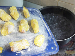 Ленивые вареники с абрикосами: Воду нальем в кастрюлю и поставим закипать на плиту. После ее закипания отправим в нее вариться вареники.