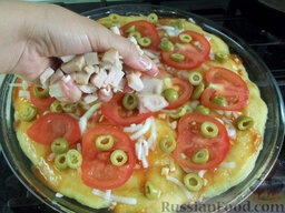 Пицца с ветчиной, помидорами и оливками: Сверху выложите лук, помидоры и оливки.