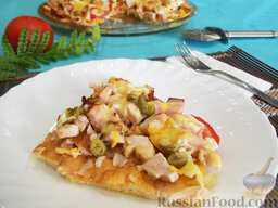Пицца с ветчиной, помидорами и оливками: Готовую пиццу с ветчиной и помидорами подавайте в теплом виде.