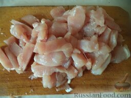 Куриная грудка с грибами в сливочном соусе: Куриное филе помыть. Разрезать на небольшие кусочки (1х2 см).