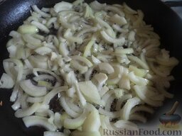 Куриная грудка с грибами в сливочном соусе: Разогреть сковороду, налить растительное масло. Выложить лук. Жарить на среднем огне, помешивая, 2-3 минуты.