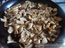 Куриная грудка с грибами в сливочном соусе: Добавить грибы, жарить на среднем огне, помешивая, 2-3 минуты.