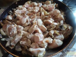 Куриная грудка с грибами в сливочном соусе: Выложить куриное филе. Жарить куриную грудку с грибами на среднем огне, помешивая, 2-3 минуты.