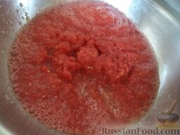 Заготовка для борща на зиму: Пропустить через мясорубку  помидоры.
