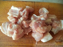 Жаркое из свиной грудинки с помидорами: Мясо помыть, разрезать на порционные кусочки.