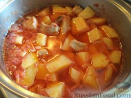 Жаркое из свиной грудинки с помидорами: Картофель выложить в казанок. Довести до кипения. Варить жаркое под крышкой на небольшом огне до готовности картофеля (около 20 минут).
