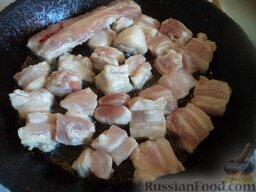 Жаркое из свиной грудинки с помидорами: Разогреть сковороду, налить растительное масло. В горячее масло выложить подготовленное мясо.