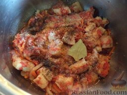Жаркое из свиной грудинки с помидорами: Вскипятить чайник. Переложить мясо с овощами в казанок. Посолить, поперчить.