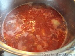 Жаркое из свиной грудинки с помидорами: Залить мясо кипятком. Довести до кипения. Варить на небольшом огне 10-15 минут, под крышкой.