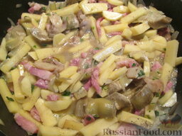 Артишоки с картофелем и грибами: Добавить картофель, нарезанный брусочками. Добавить зелень и чеснок. Посолить, поперчить. Влить немного горячего бульона или воды.
