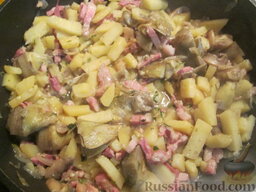 Артишоки с картофелем и грибами: Тушить под крышкой, до готовности, около 15-20 минут. Выключить огонь.