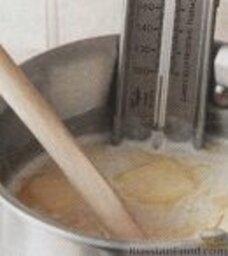 Булочки с корицей: Как приготовить булочки с корицей:    1. В большой миске смешать 1,5 стакана муки и дрожжи, отставить в сторону.     2. В небольшом сотейнике соединить молоко, картофельное пюре, белый сахар, соль и 70 г сливочного масла. Подогреть массу до 60 градусов, но не более!     3. Ввести теплое молоко в миску с мукой, добавить яйца,  хорошо перемешать. Ввести необходимое количество муки, чтобы получилось однородное тесто.