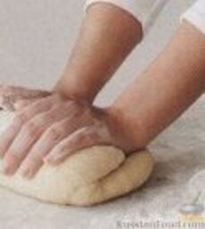 Булочки с корицей: 4. Переложить тесто на присыпанную мукой поверхность и руками замесить однородное, эластичное тесто, при необходимости добавляя еще муки. Сформировать тесто в шар.