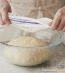 Булочки с корицей: 5. Положить тесто в промасленную миску, обвалять тесто о промасленные края. Накрыть миску полотенцем и поместить в теплое место минут на 45-60, тесто должно увеличиться в объеме в два раза.