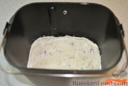 Простой кекс с шоколадом в хлебопечке: В форму выложить тесто, выровнять поверхность.  Форму отправить в хлебопечку, выставить таймер на 60 минут.
