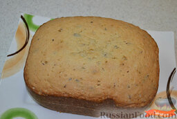 Простой кекс с шоколадом в хлебопечке: Вынуть кекс из формы, выложить на блюдо, дать остыть полностью.