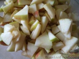 Яблочная шарлотка: Как приготовить яблочную шарлотку:    Помыть яблоки, разрезать на  четыре части. Вырезать семена. Яблоки нарезать кусочками или дольками.