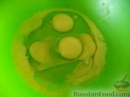 Яблочная шарлотка: В миску вбить яйца.