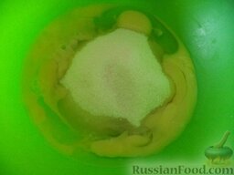 Яблочная шарлотка: Добавить к яйцам сахар.