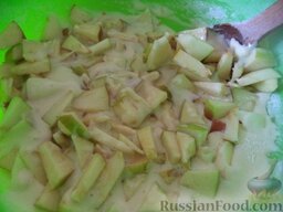 Яблочная шарлотка: Добавить яблоки и корицу в тесто. Перемешать.