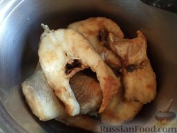 Судак с овощами, под маринадом: Обжаренные кусочки рыбы выложить в кастрюльку.