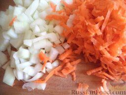 Судак с овощами, под маринадом: Лук и морковь очистить, вымыть. Лук нарезать кубиками. Морковь натереть на крупной терке.