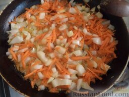 Судак с овощами, под маринадом: Разогреть сковороду, налить в нее масло. Выложить в сковороду лук и морковь. Жарить, помешивая, 3-5 минут на среднем огне.