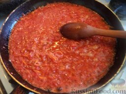 Судак с овощами, под маринадом: К овощам добавить тертые помидоры и тушить все вместе 4-5 минут. Посолить, поперчить, добавить сахар.