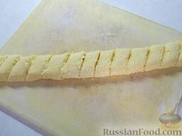 Ленивые вареники с бананом: Нарежьте колбаску вдоль на кусочки размером 1,5-2 см.