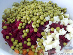 Овощной салат: Все ингредиенты сложите в тарелку, добавьте зеленый горошек и приправьте специями.