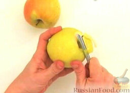 Запеченные яблоки: Как приготовить запеченные яблоки с сыром:    Яблоки очистить и нарезать дольками.
