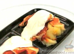 Запеченные яблоки: Переложить запеченные яблоки на порционные тарелки, сверху выложить сливочный сыр.    Запеченные яблоки с сыром можно подавать. Приятного аппетита!