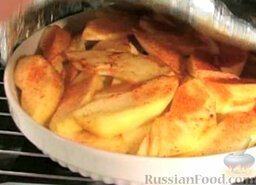 Запеченные яблоки: Через 35 минут после начала запекания снять с яблок фольгу и запекать яблоки до румяной корочки.