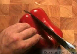Картофель по-риохски: Красный сладкий перец очистить от семян и нарезать крупными квадратиками.